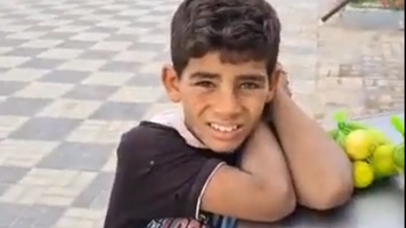 أتذكرون بائع الليمون؟.. يصرخ ويبكي ألماً من ضرب جدته