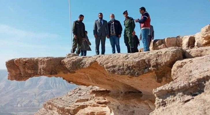 صخرة اللاهون تجذب الأردنيين بعد صخرة ذيبان .. ومسؤولون يتفقدون المكان