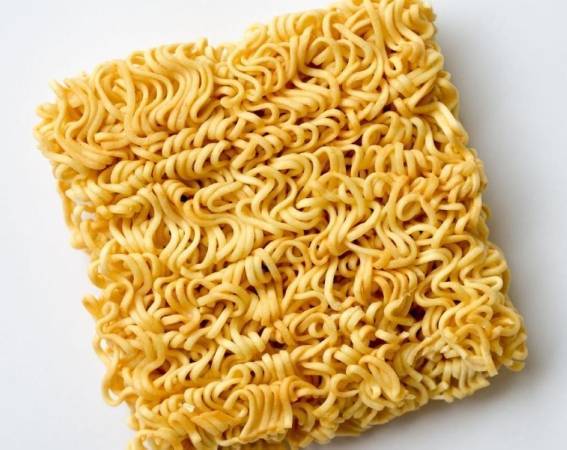 توخي الحذر في تناول الإندومي