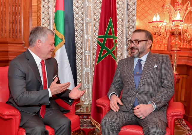 العاهل المغربي اول المتصلين بالملك