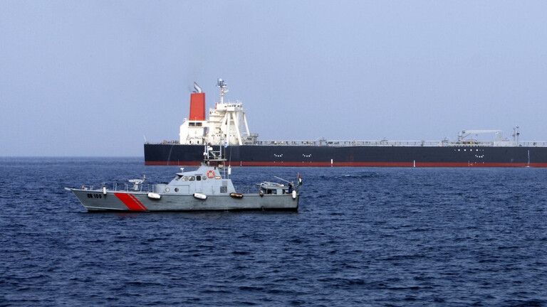 أنباء عن استهداف سفينة تجارية ترفع علم إسرائيل قرب السواحل الإماراتية