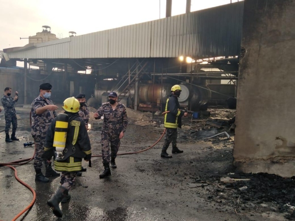 الدفاع المدني يخمد حريق هنجر تابع لاحد مصانع البولسترين في محافظة البلقاء