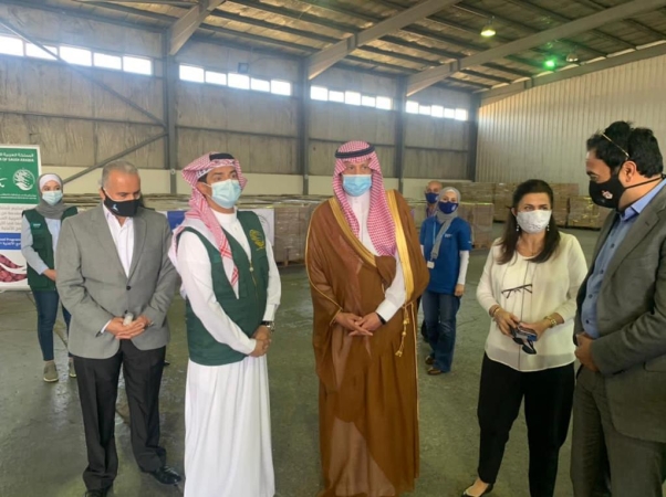 السفير السعودي لدى الأردن يسلم برنامج الأغذية العالمي 423 طن من التمور