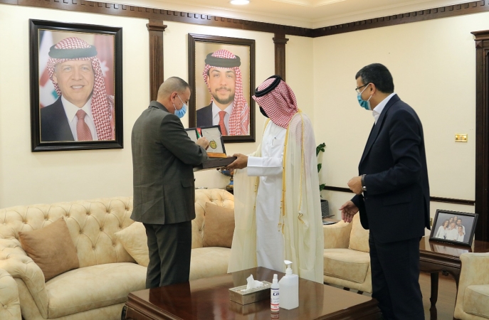 وزير الداخلية والسفير القطري يؤكدان على عمق العلاقات الثنائية ترتكز على الأخوة والاحترام