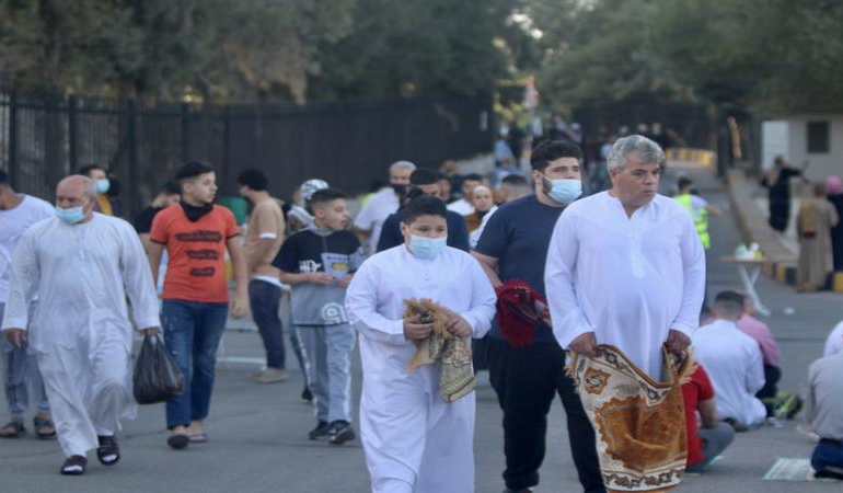 مصلون يؤدون صلاة العيد وسط التزامهم بالإجراءات الصحية