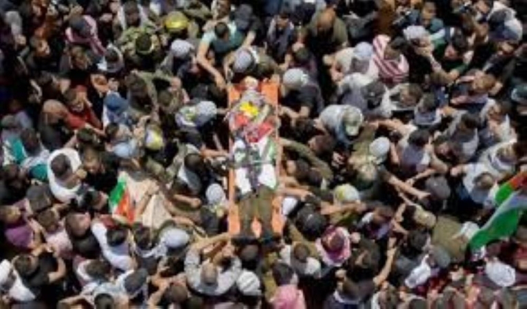 آلاف الفلسطينيين يشيعون جثمان الشهيد وشحة