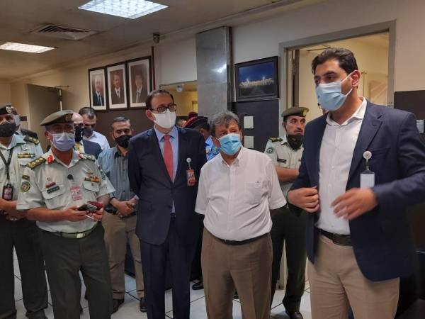 وزير النقل يتفقد إجراءات القادمين بمطار الملكة علياء