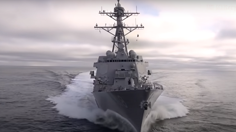 الولايات المتحدة تزوّد إحدى أشهر سفنها القتالية بسلاح ليزري