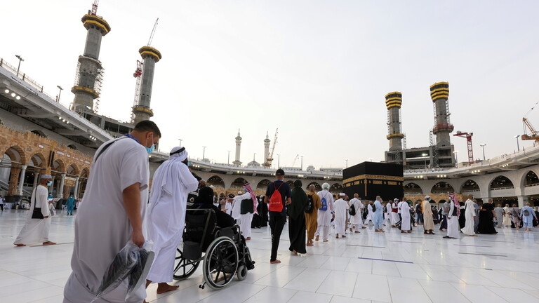 الحجاج يتوافدون إلى المسجد الحرام لأداء طواف الوداع (صور