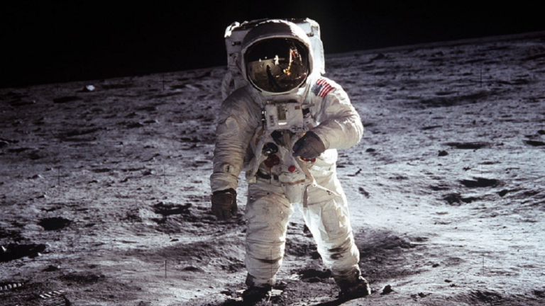 فنان يفكك صورة من مهمة أبولو 11 ليكشف ما رآه رائد الفضاء!