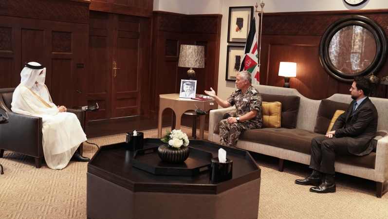 الملك يستقبل نائب رئيس الوزراء وزير الخارجية القطري