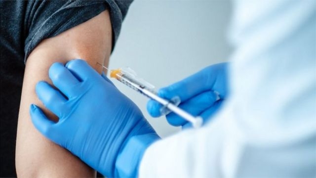 الصحة تعلن اسماء مراكز تطعيم كورونا حسب نوع اللقاح .. الثلاثاء