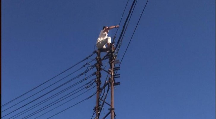 ثلاثيني يحاول إلقاء نفسه من أعلى عمود كهرباء .. وماذا فعل معه الأمن