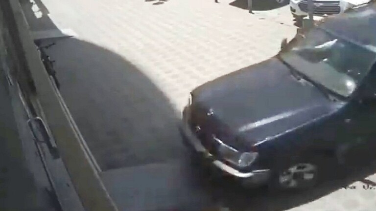 امرأة سعودية تدمر محلا بسيارتها ( فيديو )