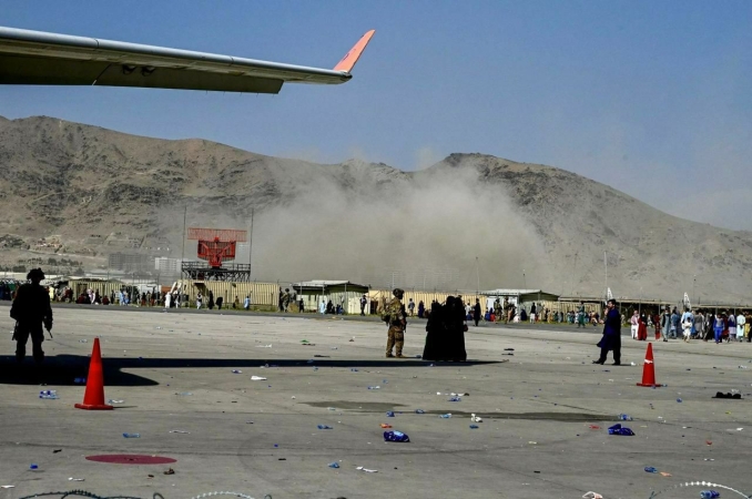قتلى وجرحى بينهم عسكريون أمريكيون في تفجيرين بمحيط مطار كابل ( فيديو وصور )