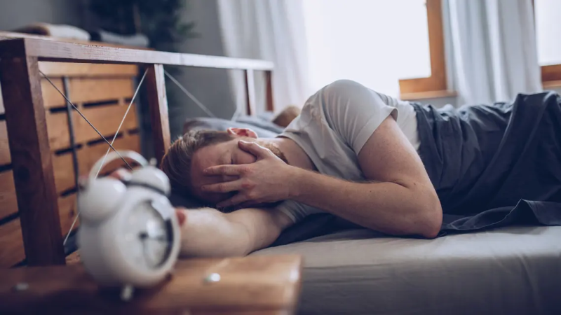 إذا كنت تستيقظ متعبا على الرغم من نومك الجيد .. يؤشر لنقص هذا الفيتامين.