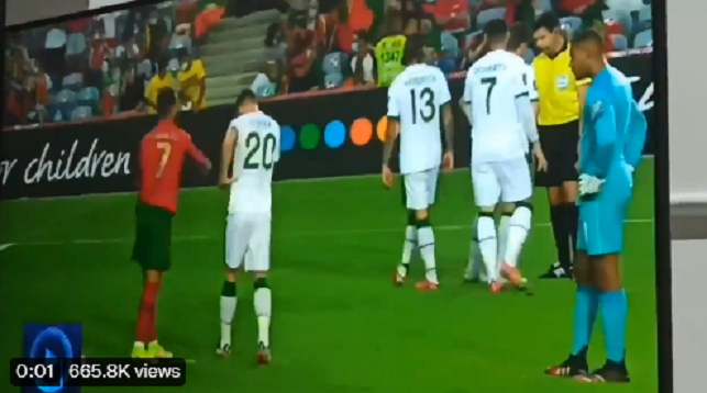 رونالدو يفقد اعصابه ويعتدي على مدافع إيرلندا