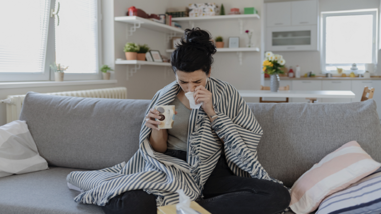 مع بداية موسم الإنفلونزا .. كيف تكتشف الفرق بين كوفيد والإنفلونزا ونزلات البرد ؟