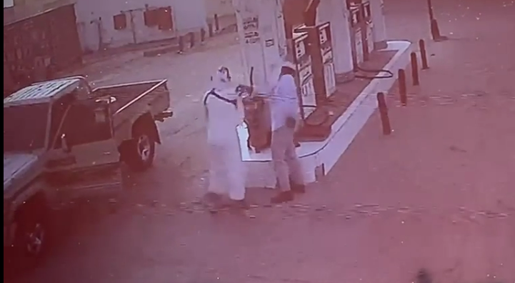 فيديو يثير ضجة لسعودي يطلق النار على عامل محطة!