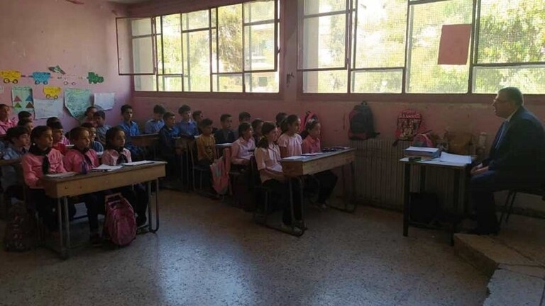 بعد فيديو لتلاميذ سوريين يرددون أغنية هابطة.. وزير التربية يزور المدرسة