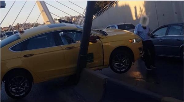 إدارة السير تعلن عن تحويل السير على جسر عبدون بعد تدهور مركبة