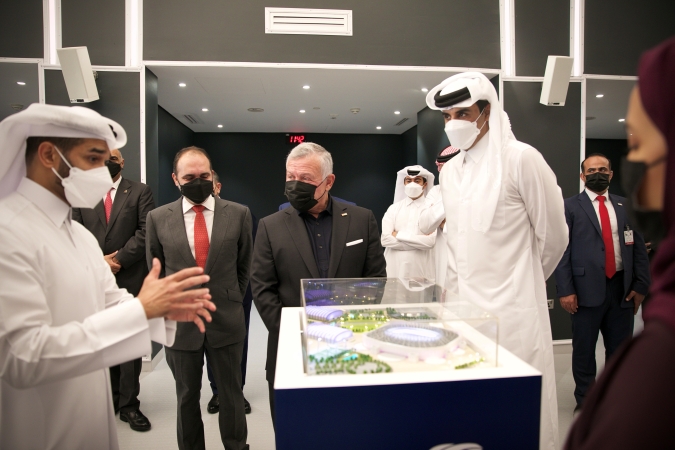 الملك وأمير قطر يطلعان على غرفة عمليات أمن بطولة كأس العالم بالدوحة
