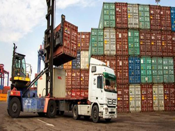 اقتصاديون: دعم قطاع الشحن والتخليص يعزز التبادل التجاري مع دول الجوار