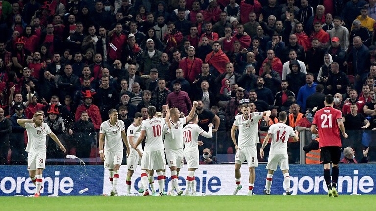 اعتداء الجماهير الألبانية الغاضبة بالزجاجات على لاعبي بولندا