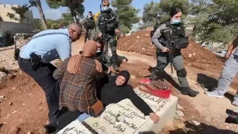 اتركوني أموت عنده.. أم فلسطينية تتشبث بقبر ابنها في وجه جرافات الاحتلال