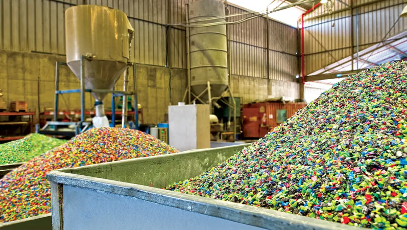 تقنيات حديثة تبشر.. تحويل نفايات البلاستيك إلى وقود