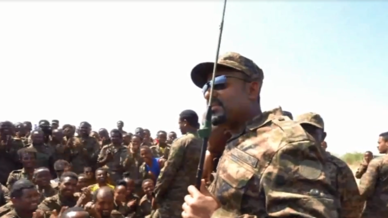 رئيس الوزراء الإثيوبي يتعهد من جبهة القتال بـتدمير العدو بالكامل