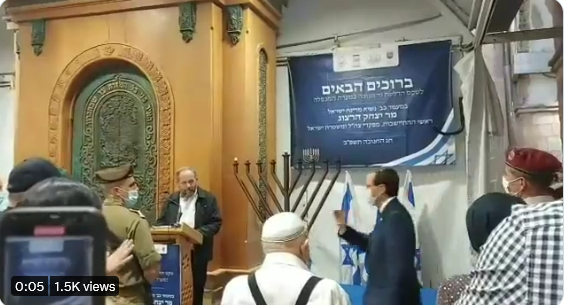 رئيس الاحتلال الإسرائيلي يقتحم الحرم الإبراهيمي في الخليل  (فيديو)