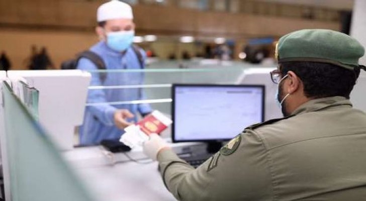 السعودية تمدد صلاحية الإقامات وتأشيرات الخروج والعودة من دون رسوم
