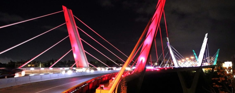 إنارة جسر عبدون بألوان علم دولة الإمارات