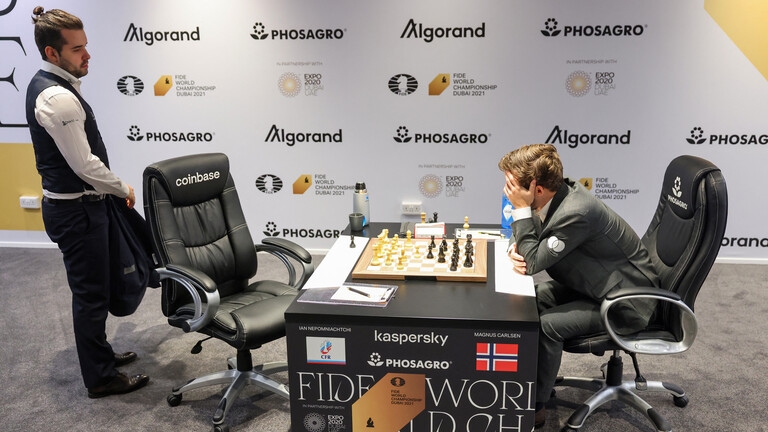 نيبومنياشي يخسر أمام كارلسن بعد 6 مواجهات في أطول مباراة بتاريخ الشطرنج العالمي