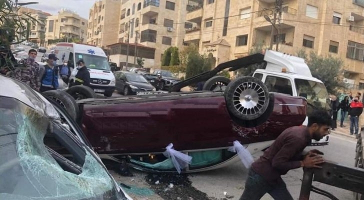 إنقلاب سيارة عروس في عمان  صور