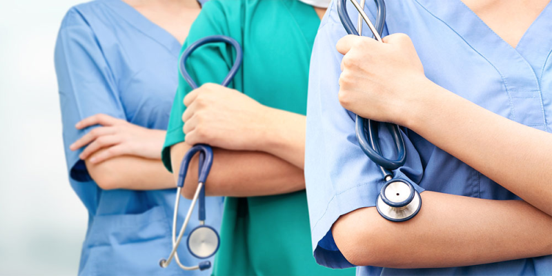 وزير الصحة يمنح  500 ممرض وممرضة شهادة مزاولة المهنة