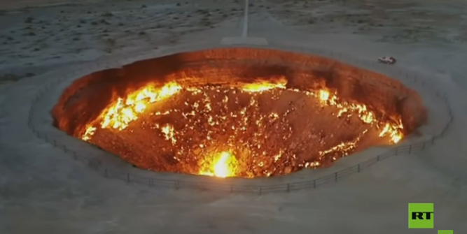 لا تنطفئ منذ نصف قرن.. ما قصة بوابة جهنم في تركمانستان؟ (فيديو)