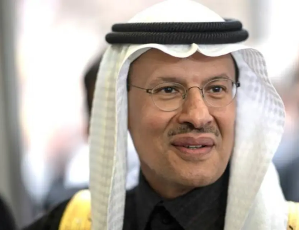 وزير الطاقة السعودي يمازح نظيره العراقي .. هذا ما قاله له