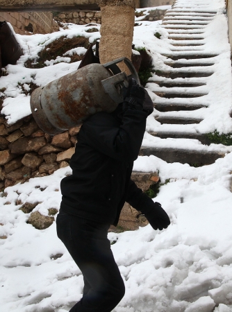 خدمات التوصيل المنزلي: شبان يؤمنون الناس باحتياجاتهم رغم البرد القارس والثلوج
