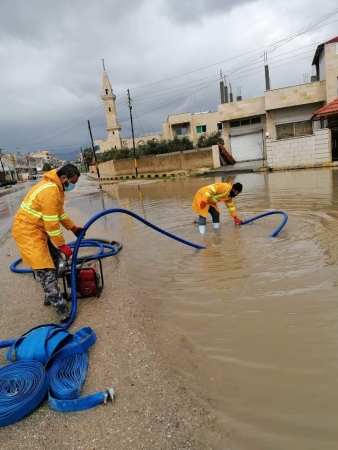 بلدية الوسطية تتعامل مع تجمعات كبيرة لمياه الأمطار