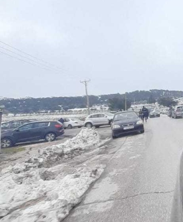 أرتال من المركبات تغلق طريق إربد عجلون بحثا عن متعة اللعب بالثلج