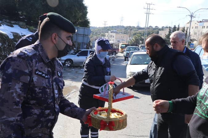 منتسبو الأمن في الميدان يشاركون المواطنين احتفالهم بمناسبة عيد ميلاد الملك