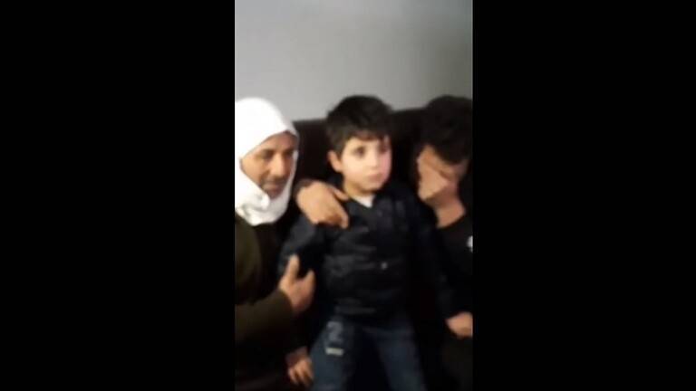 شاهد لحظة وصول الطفل فواز قطيفان واستقباله من قبل أهله