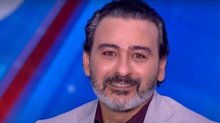 بكاء أحمد عزمي على الهواء بسبب الفنان صلاح عبد الله