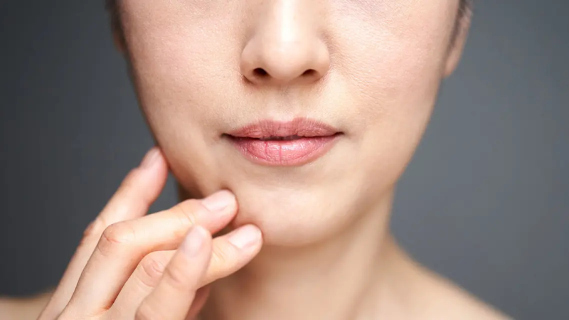 تحذير.. هذه أسوأ عادات غذائية تضر بصحة البشرة