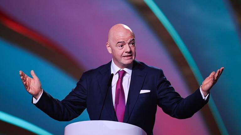 رد مفاجئ من رئيس الفيفا بعد سؤاله عن إعادة مباراة الجزائر والكاميرون