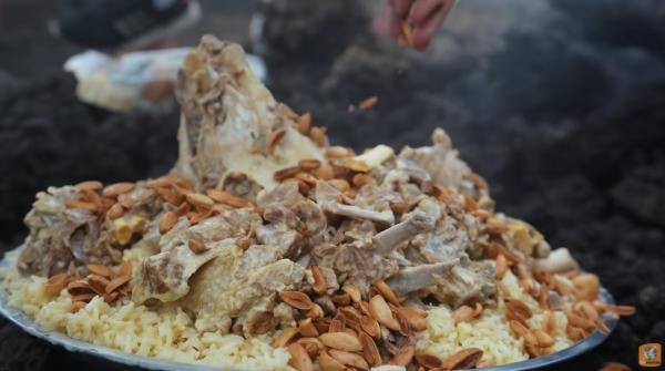 الأردني قاسم حتو يطبخ المنسف على الحمم البركانية  نشط في غواتيمالا