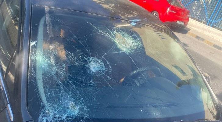 مجهولون ملثمون يعتدون على مركبات في شارع الإذاعة والتلفزيون