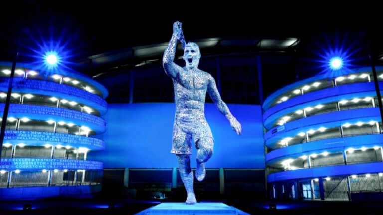 مانشستر سيتي يزيح الستار عن تمثال أغويرو في ذكرى هدفه التاريخي (فيديو)